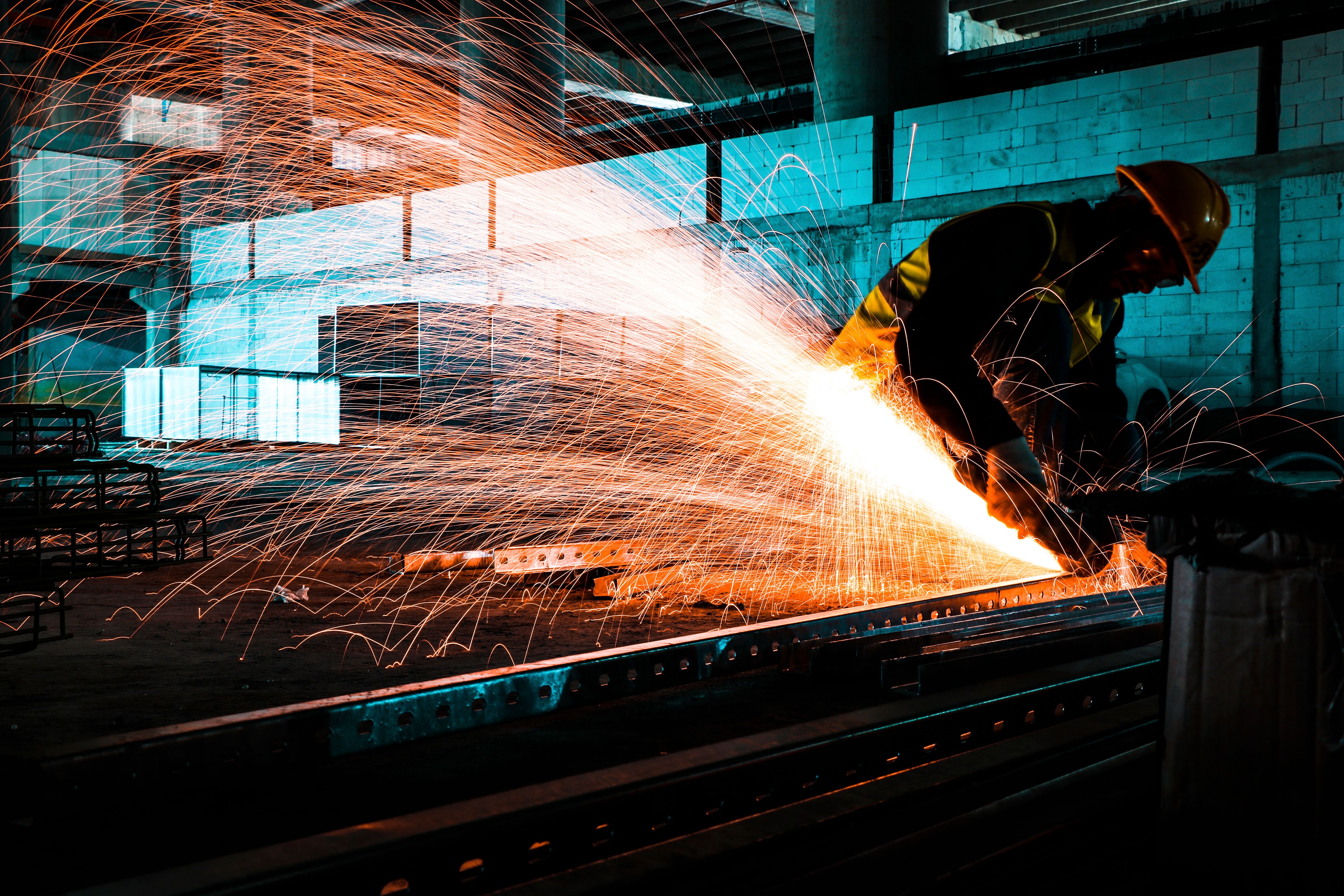 Fabrikada metal kesimi yapan sanayi çalışanı